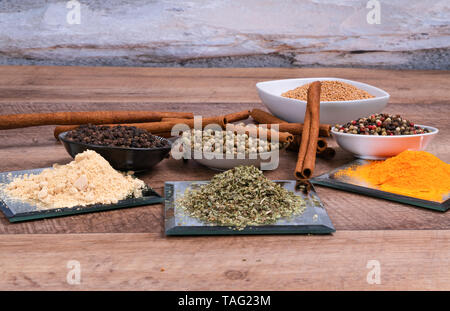 Close-up d'épices sur une table en bois Banque D'Images