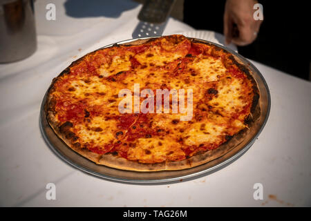 Un four en brique pizzas dans une pizzeria à New York le dimanche 19 mai, 2019. (Â© Richard B. Levine) Banque D'Images