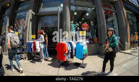 Shoppers on Broadway dans Soho à New York le samedi 18 mai, 2019. (© Richard B. Levine) Banque D'Images