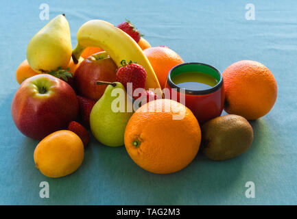 Jus de fruits frais et colorés sur fond de ciel bleu. Banque D'Images