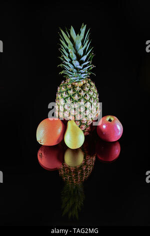 Les fruits représentent sur fond noir. Fruits isolés Banque D'Images