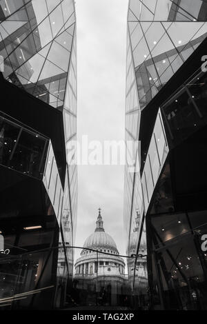 Une vue de la Cathédrale St Paul jusqu'à la coupole de toit un entre deux immeubles de verre moderne un nouveau changement de contraste d'achats Banque D'Images