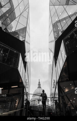 Une vue de la Cathédrale St Paul jusqu'à la coupole de toit un entre deux immeubles de verre moderne un nouveau changement shopping personne Banque D'Images