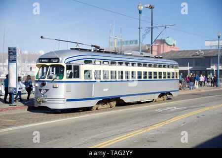 SAN FRANCISCO, California, UNITED STATES - 25 NOV 2018 : argent historique rue voiture transport de passagers à Fisherman's Wharf. Chariot câble SF Banque D'Images