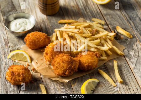 Des Pétoncles Frits avec frites Banque D'Images