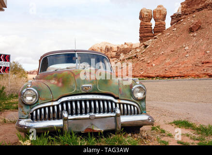 BLUFF, Utah, USA - 17 avril 2013 : vieux, rouillé 1949 Buick Super voiture garée près du poste de traite de vache Canyon le long de la route 191 aux États-Unis avec le Bluff Twi Banque D'Images