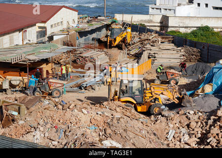 Construction Yard sur la côte de Rabat avec les travailleurs à l'aide de pelleteuses et tombereaux à diplace décombres. Rabat, Maroc. Banque D'Images