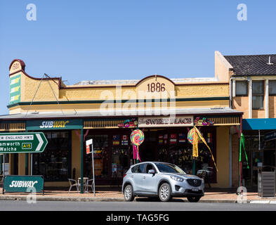 Les bâtiments anciens montrant l'architecture victorienne et édouardienne à partir de la fin du xixe siècle dans la ville de rual Uralla, New South Wales, Australie Banque D'Images