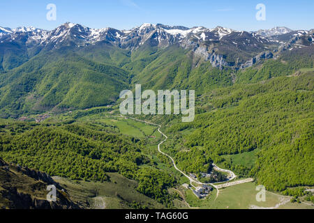 Vue panoramique de Fuente Dé village avec le parc national Picos de Europa dans l'arrière-plan vu de El Cable Station, Cantabria, ESPAGNE Banque D'Images