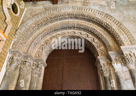 Tudela, Navarre, Espagne - Février 13th, 2019 : Porte du Sud ou Puerta de la Virgen de la cathédrale Sainte Marie de Tudela. Construit en style roman, Banque D'Images