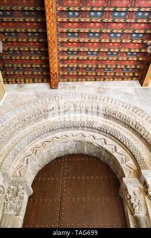 Tudela, Navarre, Espagne - Février 13th, 2019 : Porte du Sud ou Puerta de la Virgen de la cathédrale Sainte Marie de Tudela. Construit en style roman, Banque D'Images