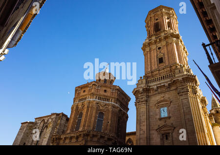 Tudela, Navarre, Espagne - Février 13th, 2019 : 17e siècle tour Renaissance de la cathédrale Sainte Marie de Tudela dans la Plaza Vieja carré de t Banque D'Images