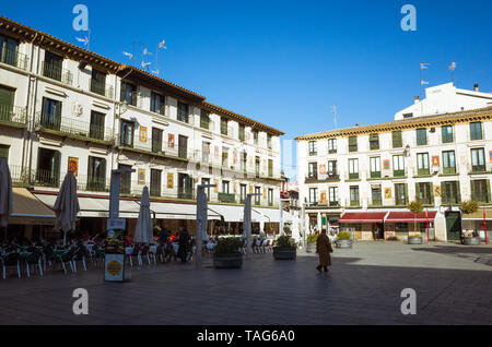 Tudela, Navarre, Espagne - Février 13th, 2019 : les passants à la 17e siècle Plaza Nueva, la Plaza de Los Fueros, carrés décorés avec les couches d'un Banque D'Images