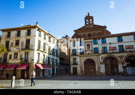 Tudela, Navarre, Espagne - Février 13th, 2019 : une femme passe devant l'Église du xvie siècle et l'hôpital de Santa Maria de Gracia à la Plaza Nueva o Banque D'Images