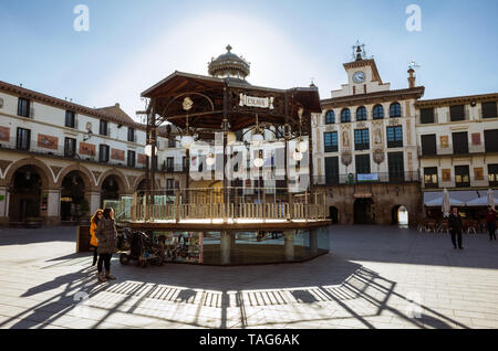 Tudela, Navarre, Espagne - Février 13th, 2019 : deux femmes se tenir par le kiosque à la 17e siècle Plaza Nueva, la Plaza de Los Fueros, carré avec Banque D'Images