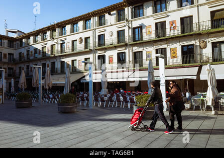 Tudela, Navarre, Espagne - Février 13th, 2019 : les passants à la 17e siècle Plaza Nueva, la Plaza de Los Fueros, carrés décorés avec les couches d'un Banque D'Images