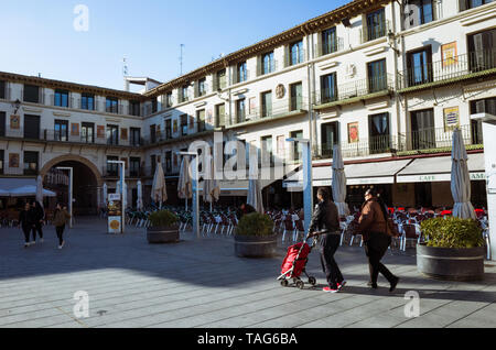 Tudela, Navarre, Espagne - Février 13th, 2019 : les passants à la 17e siècle Plaza Nueva, la Plaza de Los Fueros, carrés décorés avec les couches d'un Banque D'Images