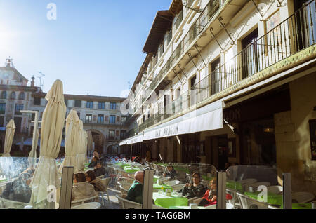 Tudela, Navarre, Espagne - Février 13th, 2019 : Les gens s'asseoir à l'extérieur des cafés à la 17e siècle Plaza Nueva, la Plaza de Los Fueros square. Banque D'Images