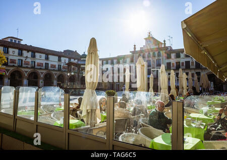 Tudela, Navarre, Espagne - Février 13th, 2019 : Les gens s'asseoir à l'extérieur des cafés à la 17e siècle Plaza Nueva, la Plaza de Los Fueros square. Banque D'Images