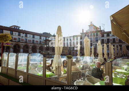 Tudela, Navarre, Espagne - Février 13th, 2019 : Les gens s'asseoir à l'extérieur des cafés à la 17e siècle Plaza Nueva, la Plaza de Los Fueros square. Banque D'Images