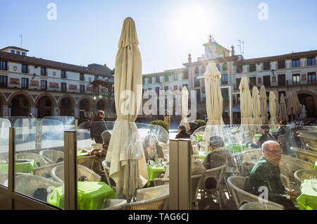 Tudela, Navarre, Espagne - Février 13th, 2019 : Les gens s'asseoir à l'extérieur des cafés à la 17e siècle Plaza Nueva, la Plaza de Los Fueros square. Banque D'Images