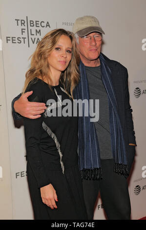 NEW YORK, NY - 03 MAI : Alejandra Silva et Richard Gere assister à la "Il faut un fou' première mondiale au cours de la 2019 Tribeca Film Festival au CCMB T Banque D'Images