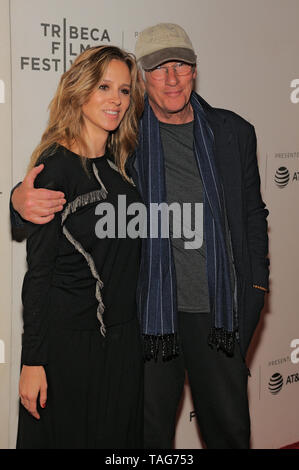 NEW YORK, NY - 03 MAI : Alejandra Silva et Richard Gere assister à la "Il faut un fou' première mondiale au cours de la 2019 Tribeca Film Festival au CCMB T Banque D'Images