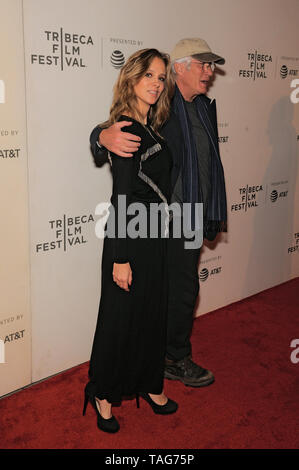 NEW YORK, NY - 03 MAI : Alejandra Silva et Richard Gere assister à la "Il faut un fou' première mondiale au cours de la 2019 Tribeca Film Festival au CCMB T Banque D'Images