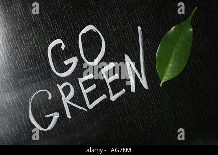 GO GREEN texte écrit sur fond sombre Banque D'Images