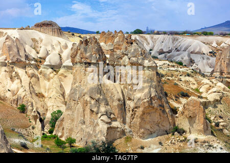 Des falaises de grès rouge et blanc, anciennes grottes dans un paysage de montagne des vallées de Cappadoce, Turquie centrale Banque D'Images