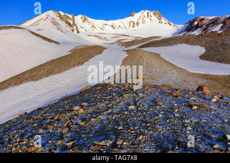 Le chemin pittoresque au sommet du Mont Erciyes sur un jour ensoleillé clair contre un ciel bleu clair en Anatolie centrale, Turquie. Banque D'Images