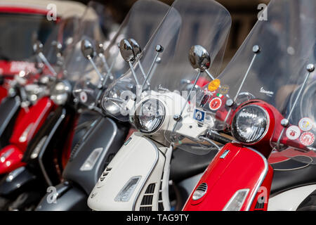 RIGA, Lettonie - 4 mai 2019 : Rangée de classic vespa scooter garé sur la place centrale de la ville Banque D'Images