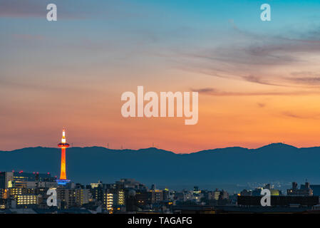 La Tour de Kyoto colorés dans la nuit. La ville de Kyoto au-dessus au crépuscule. Banque D'Images