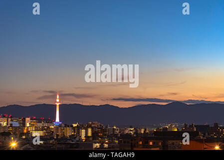 La Tour de Kyoto colorés dans la nuit. La ville de Kyoto au-dessus au crépuscule. Banque D'Images