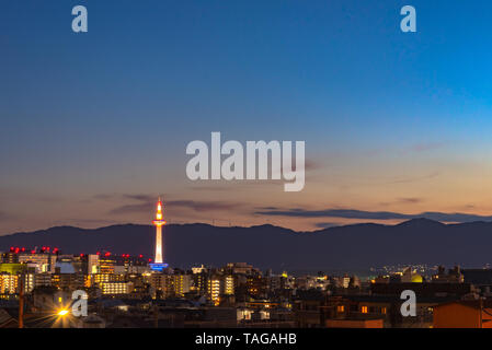 La Tour de Kyoto colorés dans la nuit. La ville de Kyoto au-dessus au crépuscule. Banque D'Images