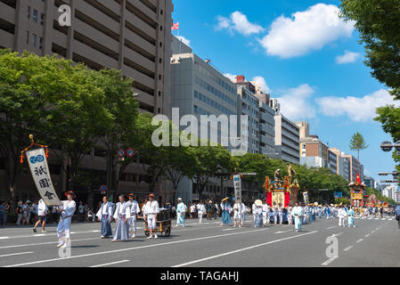 Festival de Gion Matsuri, le plus célèbre des festivals au Japon. Les participants en costume traditionnel tirant un énorme flotteur dans la parade. Banque D'Images