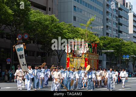 Festival de Gion Matsuri, le plus célèbre des festivals au Japon. Les participants en costume traditionnel tirant un énorme flotteur dans la parade. Banque D'Images