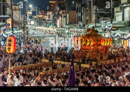 Festival de Gion Matsuri, le plus célèbre des festivals au Japon. Les participants en costume traditionnel tirant un énorme flotteur dans la parade. Banque D'Images