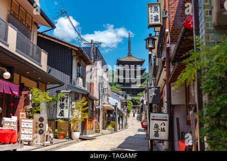 Avis de sanctuaire Yasaka-dori salon avec Hokanji La Pagode Yasaka (temple), près de Sannen-zaka et Ninen-zaka Pistes. Ici est le plus photogénique monument à Kyoto Banque D'Images