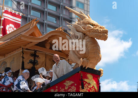 Festival de Gion Matsuri, le plus célèbre des festivals au Japon. Les participants en costume traditionnel tirant un énorme flotteur dans la parade. Banque D'Images