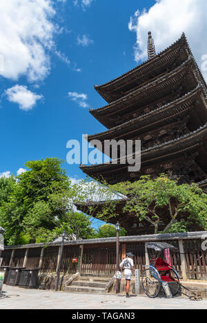 Avis de sanctuaire Yasaka-dori salon avec Hokanji La Pagode Yasaka (temple), près de Sannen-zaka et Ninen-zaka Pistes. Ici est le plus photogénique monument à Kyoto Banque D'Images