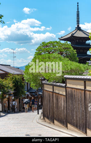 Avis de sanctuaire Yasaka-dori salon avec Hokanji La Pagode Yasaka (temple), près de Sannen-zaka et Ninen-zaka Pistes. Ici est le plus photogénique monument à Kyoto Banque D'Images