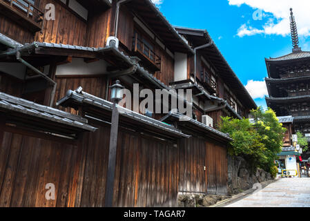 Avis de sanctuaire Yasaka-dori salon avec Hokanji La Pagode Yasaka (temple), près de Sannen-zaka et Ninen-zaka Pistes. Ici est le plus photogénique monument à Kyoto Banque D'Images