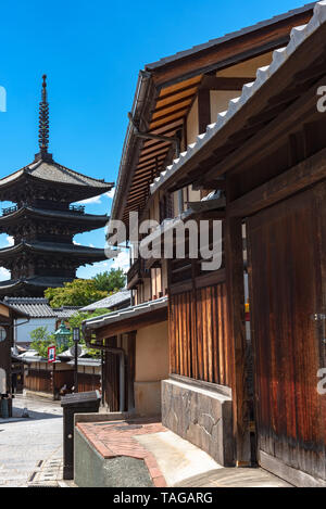 Avis de sanctuaire Yasaka-dori salon avec Hokanji La Pagode Yasaka (temple), près de Sannen-zaka et Ninen-zaka Pistes. Ici est le plus photogénique monument à Kyoto Banque D'Images