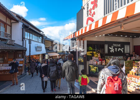 La rue commerçante bondée de touristes Matsubara-dori. De nombreux commerces et restaurants à proximité de temple Kiyomizu-dera à Kyoto, Japon Banque D'Images