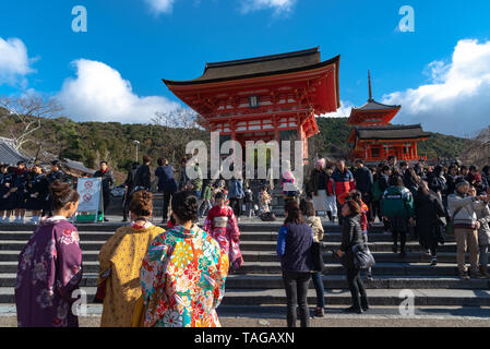 Nio-mon Gate ou Nio porte, l'entrée principale du Temple Kiyomizu-dera à Kyoto, Japon Banque D'Images