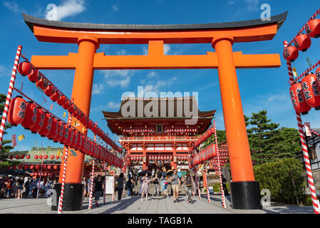 Fushimi Inari-Taisha. Des milliers d'innombrables portes Torii vermillon sur une colline, Fushimi Inari centre religieux est le plus important vicoforte figurent shinto Banque D'Images