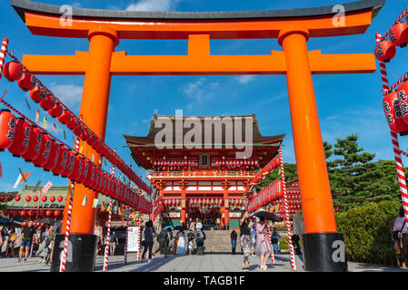 Fushimi Inari-Taisha. Des milliers d'innombrables portes Torii vermillon sur une colline, Fushimi Inari centre religieux est le plus important vicoforte figurent shinto Banque D'Images
