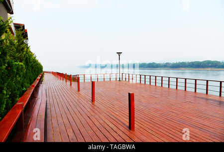 Passerelle en bois terrasse vue sur rivière paysage avec balcon extérieur vue incroyable Banque D'Images