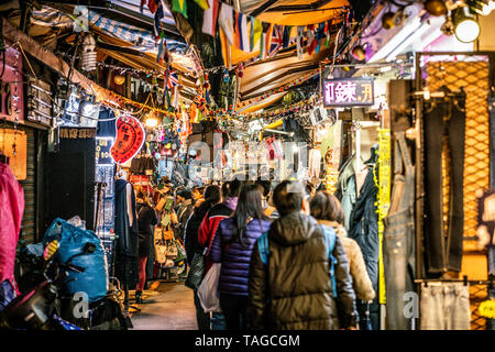 Taipei Taiwan, 13 février 2018 : vue sur une ruelle de Shilin night market plein de gens à Taipei Taiwan Banque D'Images